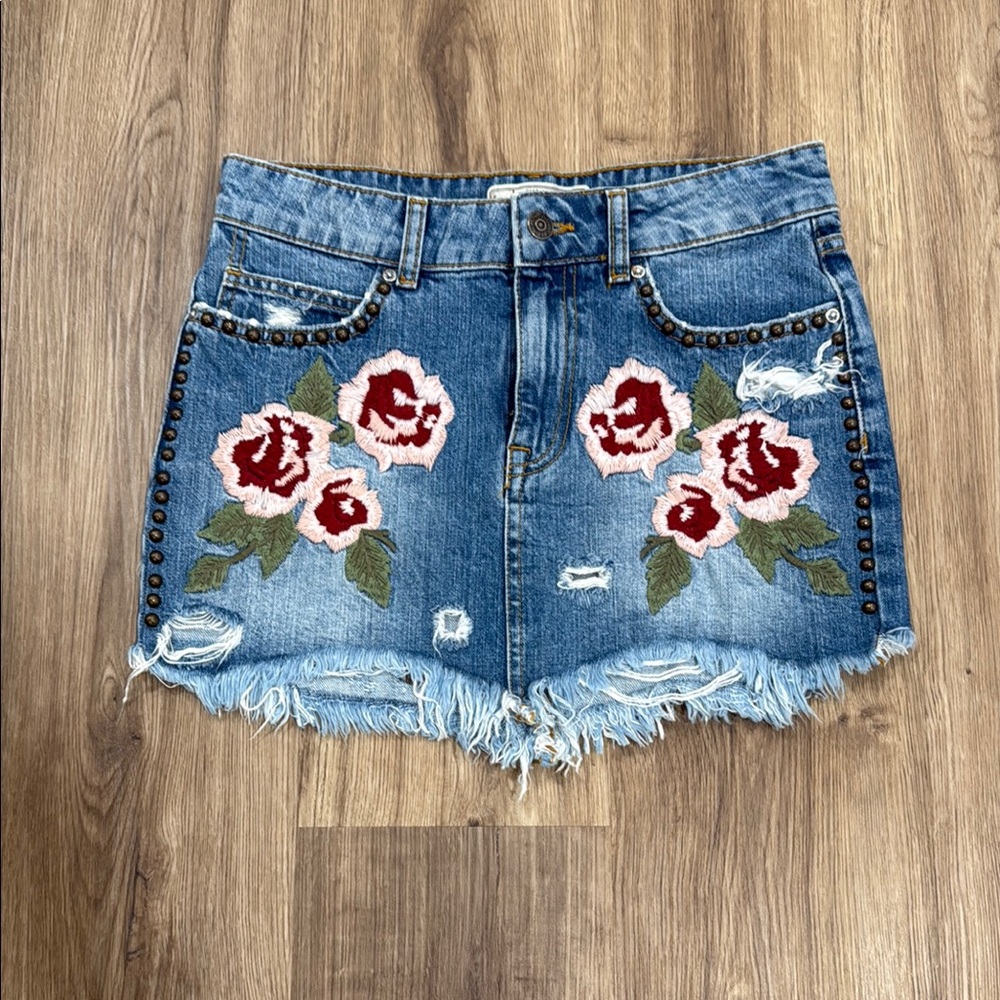 FREE PEOPLE Embroidered Wild Rose Ember Mini Denim Skirt Size 24 🌺